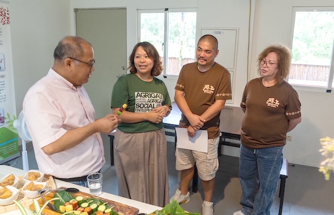 台灣碳權交易推廣協會理事長楊明坤（左起）、蓋婭智壤科技營運長林盈、日光小林社區發展協會總幹事王民亮，以及日光小林社區發展協會理事長潘枝梅交流農場轉型。圖／台灣碳權交易推廣協會提供