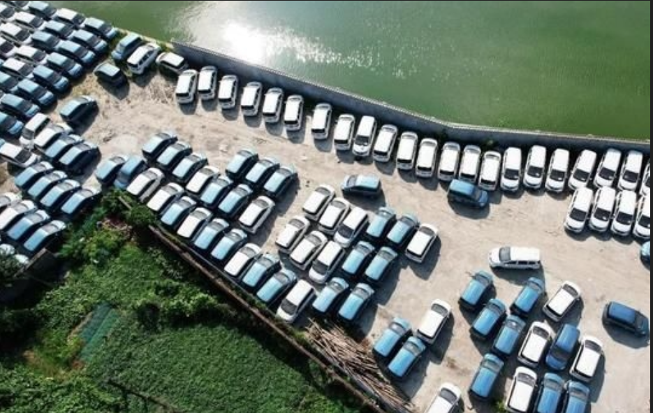 電動車產業被中共總書記習近平點名「重複投資」，這是2023年6月拍攝的電動車墳場。圖/取自搜狐汽車