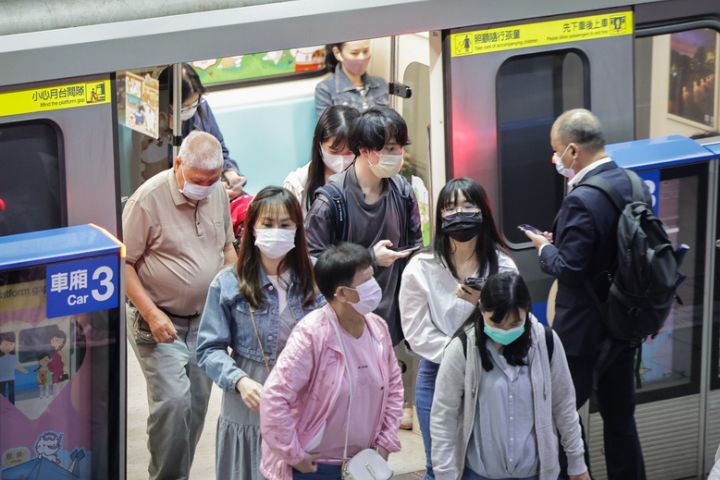 疾管署估6月底、7月初COVID-19疫情才會達高峰，建議進入醫療照護機構、搭乘大眾運輸工具及有發燒或呼吸道症狀民眾等情況要戴口罩。圖/中央社