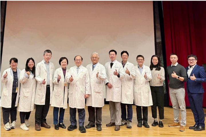 長庚健康老化研究團隊，杜振豐副主任（左3）、李淑花主任（左4）、方基存教授（左5）、劉耕豪醫師（右6）。圖/林口長庚醫院提供