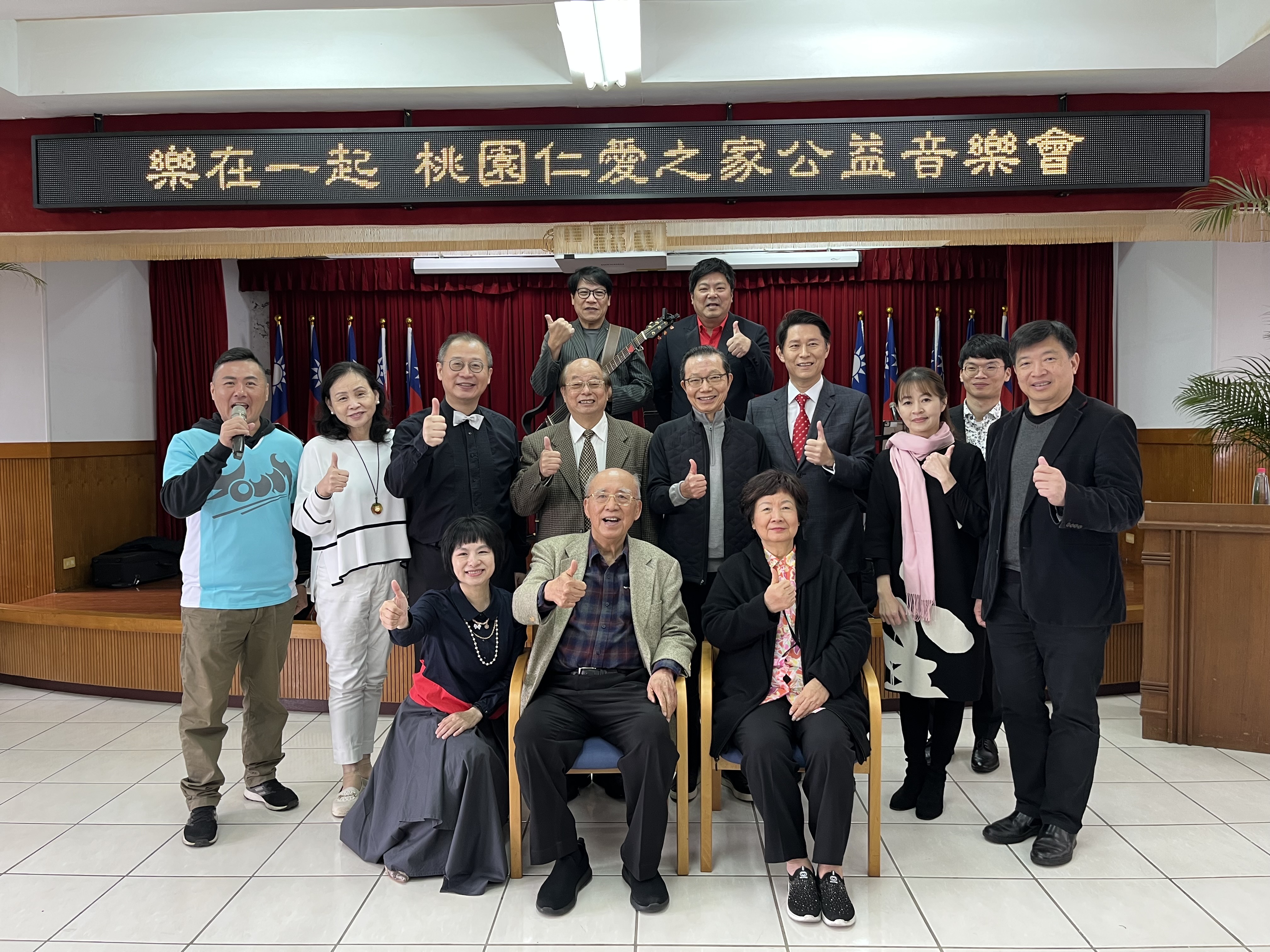 吳伯雄夫婦與桃園仁愛之家董事長李建榮（2排左4）及演出團體合照圖/桃園仁愛之家提供