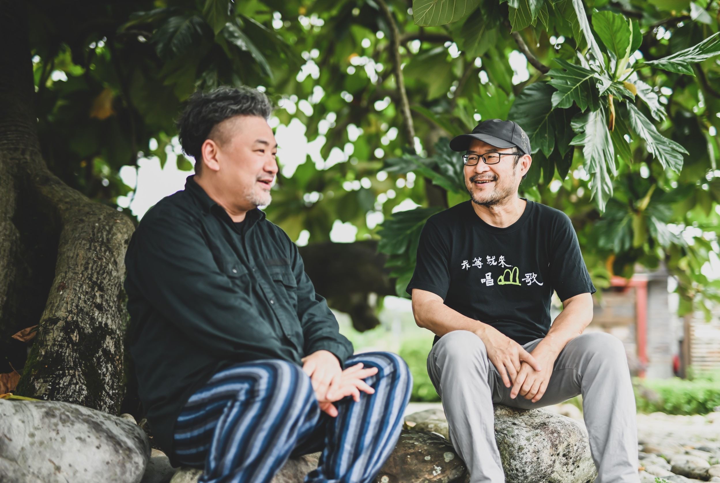 台灣詩人鍾永豐（右）向法國觀眾展示台灣現代詩的魅力。圖/文化部提供
