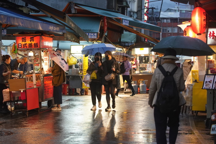 今天各地水氣減少，降雨趨緩。圖/取自中央社