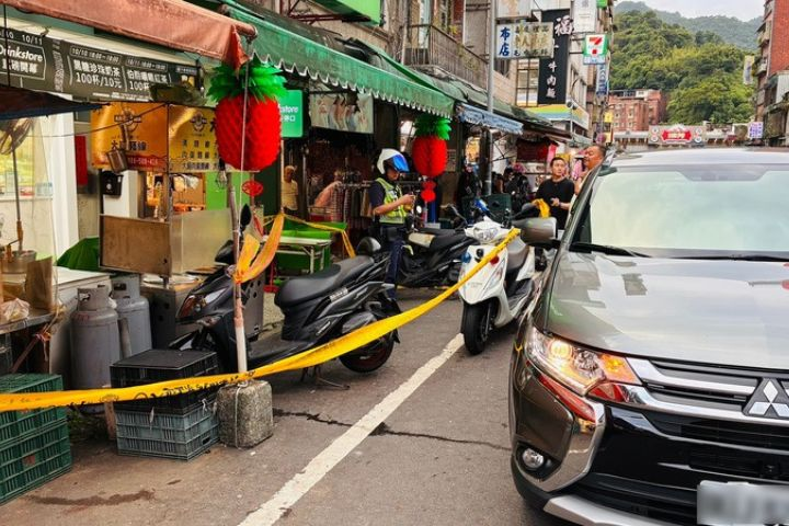 新北市瑞芳區街頭24日發生一起學生衝突事件，一名國中生涉嫌持利器刺傷一名高中學長。消防人員到場時，傷者倒地陷入昏迷、命危緊急送醫。全案詳情仍有待警方調查釐清。圖/中央社