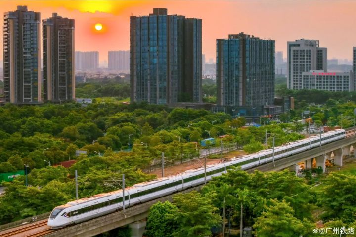 大陸高鐵營業里程已達4.8萬公里，占全球70%以上。圖/取自廣州鐵路微博