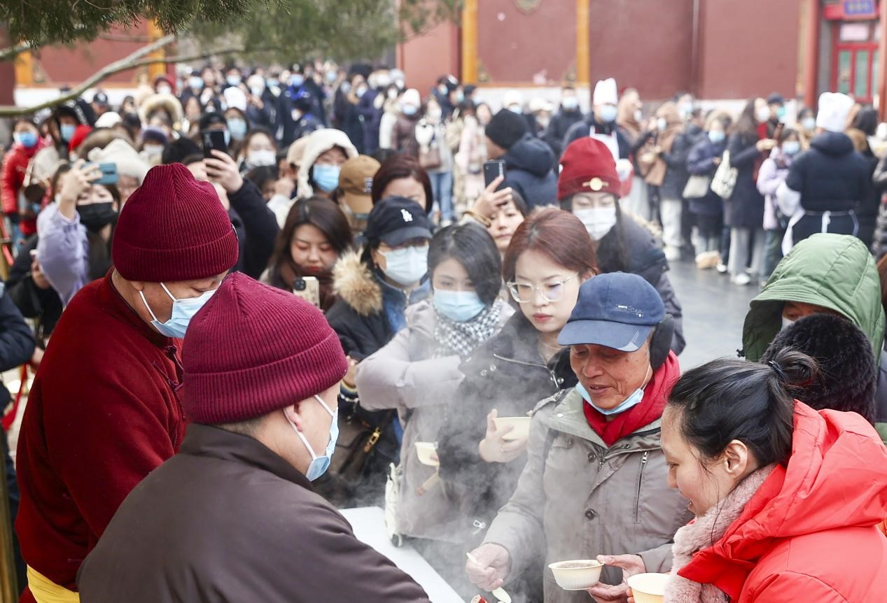 昨日（1月18日），農曆臘月初八，民眾在北京雍和宮排隊領取臘八粥。圖/中新社