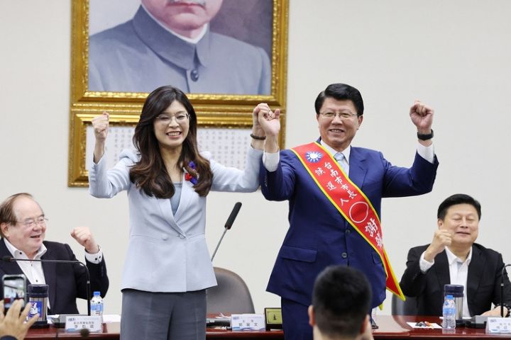 中國國民黨24日下午在中央黨部舉行中常會，黨主席鄭麗文（前左）宣布徵召立委謝龍介（前右）參選台南市長。圖/中央社