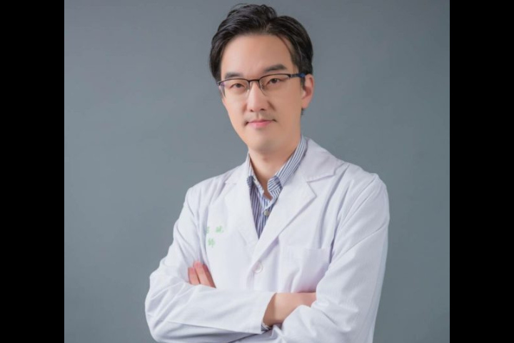 醫美名醫吳紹琥（見圖）涉及走私胎盤素、亂丟醫療廢棄物等黑歷史紀錄 。圖/取自法瑞診所網站