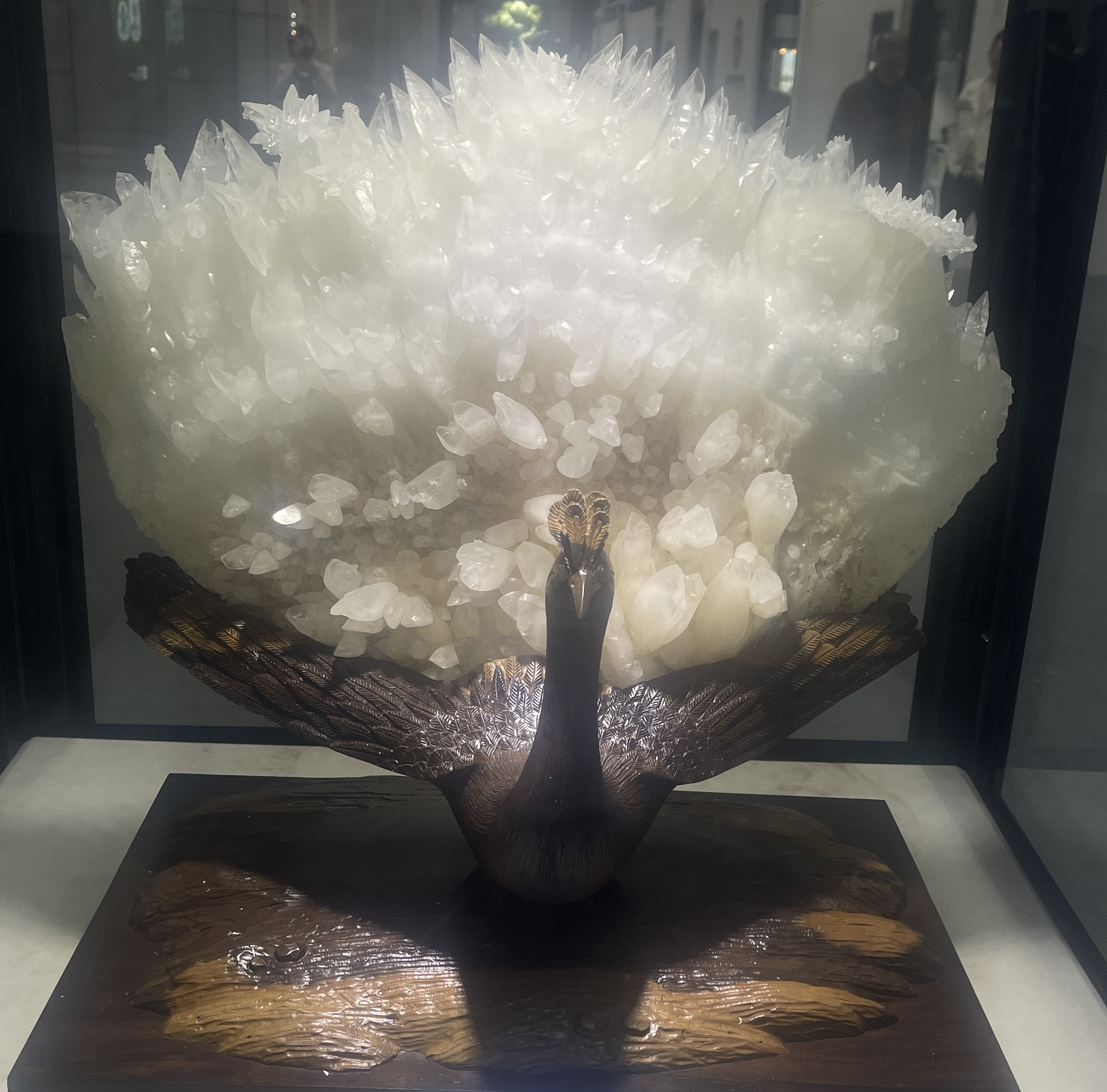 木雕孔雀的身體承載著結晶石組成的「完美身材」。 圖/陳素貞攝