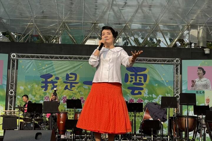 簡文秀董事長領唱「我是一片雲」現場民眾掌聲如雷。圖/張蔭泉攝