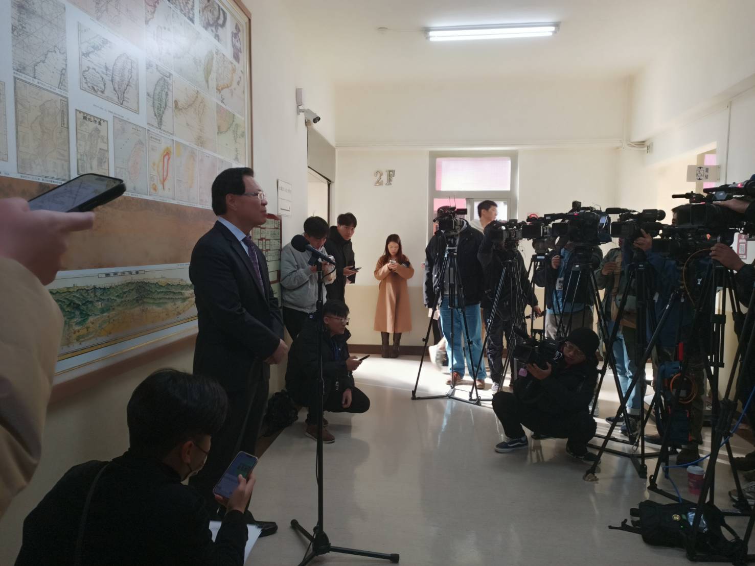 民眾黨立委張啓楷(左)13日在立法院司法法制委員會專題報告前受訪表示，今日題目背棄民進黨過去捍衛言論自由的理念。圖/記者簡立欣攝