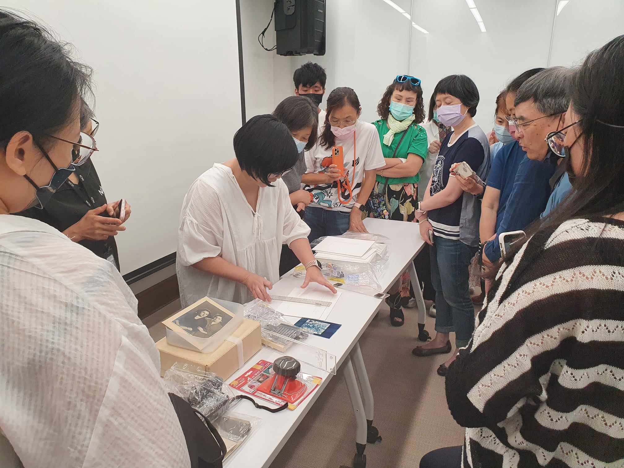 照片保存維護工作坊，帶領學員從原理知識的認識到實際手作過程，認識老照片的保存維護程序。圖/國家攝影文化中心提供