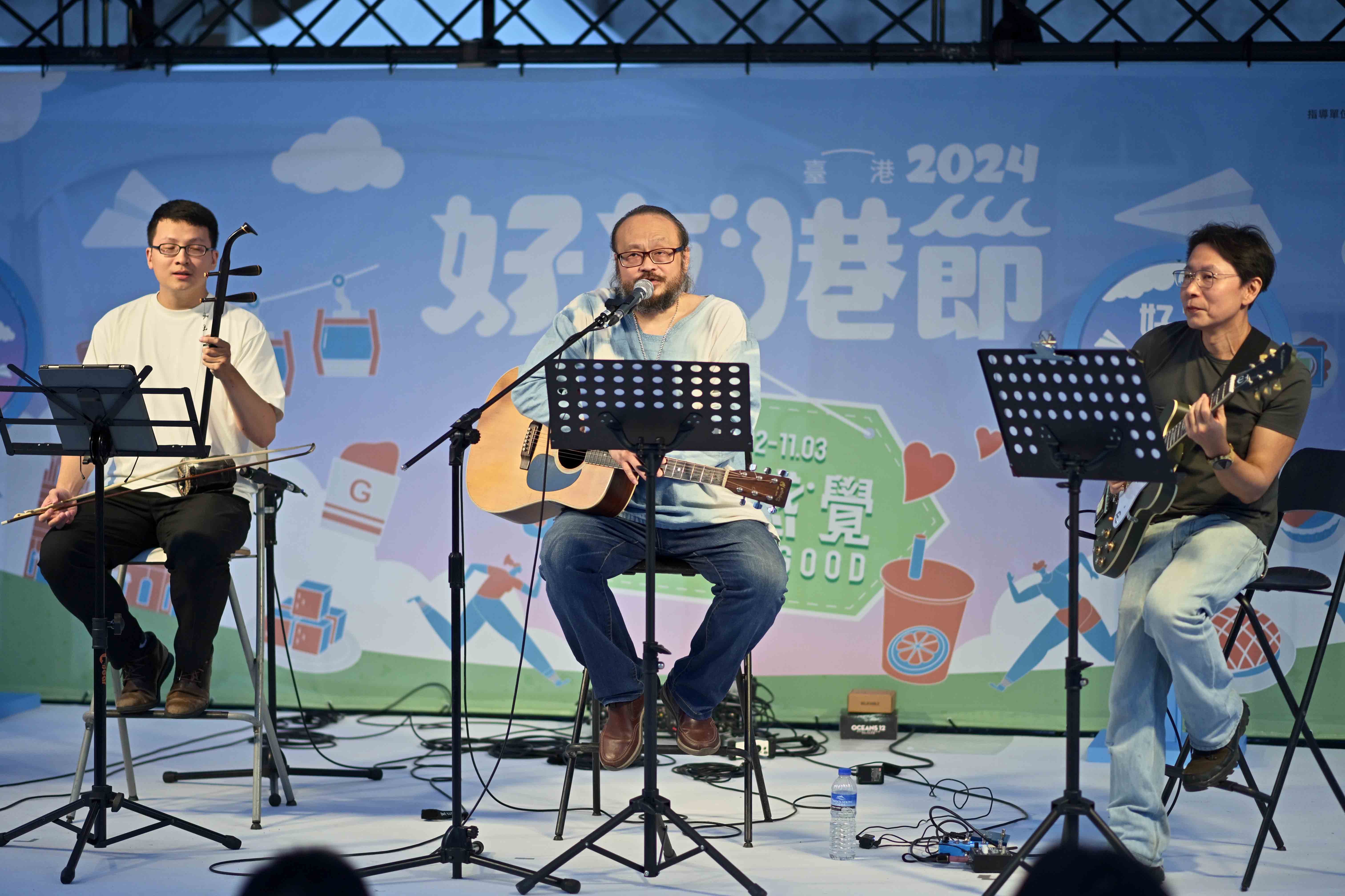 Beyond劉志遠（右1）與客語歌王謝宇威（中）在「2024好友港節市集」上演唱多首粵語經典歌曲。圖/財團法人台港經濟文化合作策進會提供