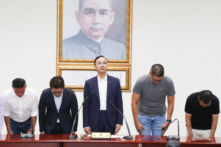 726大罷免落幕，大陸微博作者發文稱，這不代表民進黨「抗中保台」從此失效 ，也不代國民黨從此就回到「九二共識」，大陸對此不應沾沾自喜。圖為726後，國民黨主席朱立倫在中央黨部舉行記者會，鞠躬感謝選民。圖／中央社