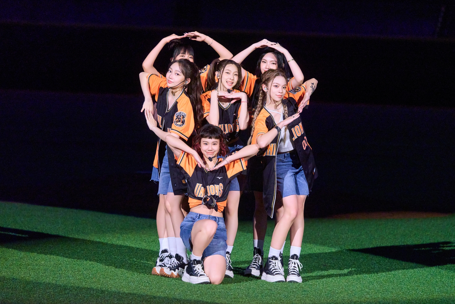 babyMINT出道首演就在大巨蛋，最下排起順時針：品妡、栩栩、丞妘、熙妍、Vikky、粼粼。圖/華研國際提供