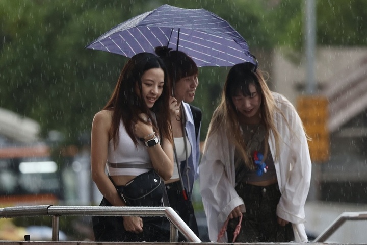 南方雲系北移，各地午後需防短時強降雨。圖/取自中央社