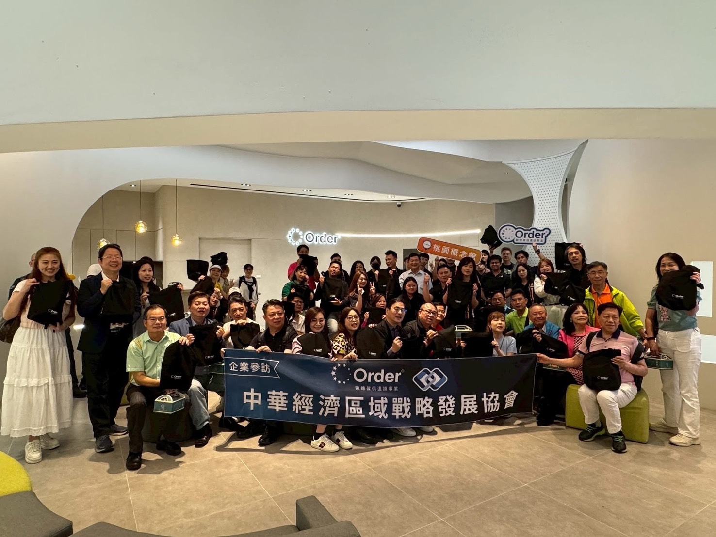 經戰會北區分會會員參訪歐德桃園概念館。圖／業者提供