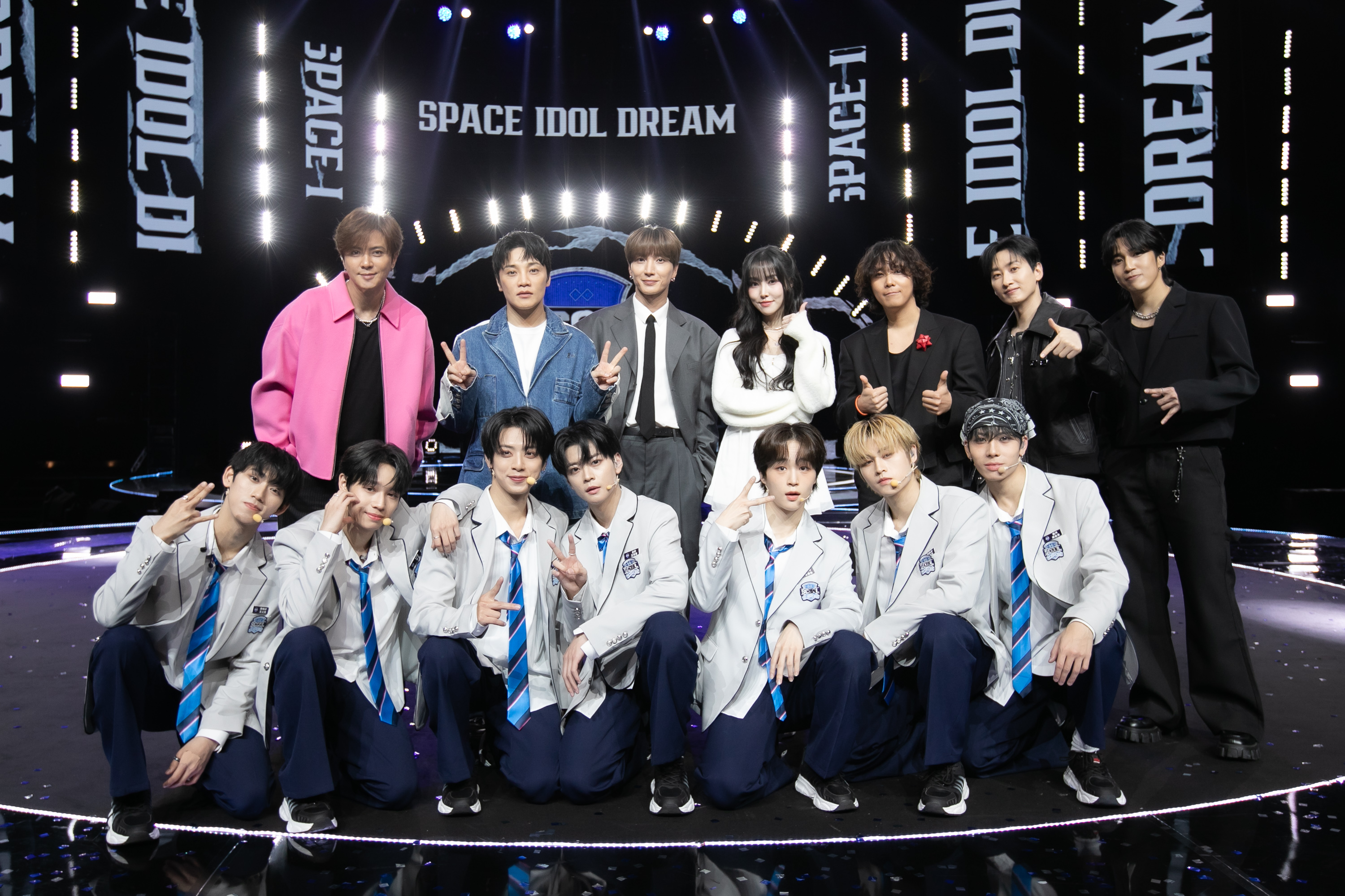 《SCOOL》總決賽7人團與導師合影，由左而右為彭义翔、帝翁、陳麒文、王學駿、朴鎮佑、鄭美祥、陳柏佑。圖/天空娛樂提供