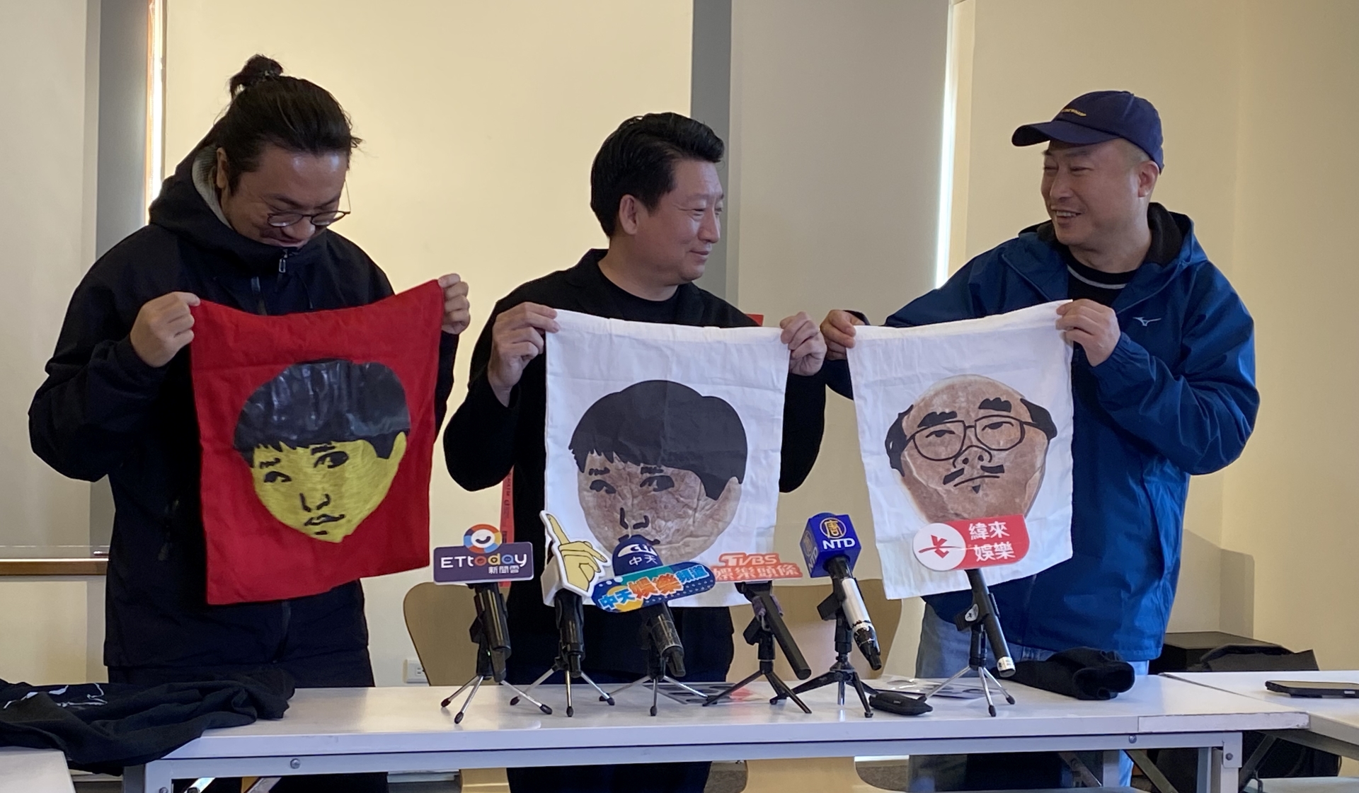導演耿軍（右起）、金馬影帝張志勇與監製王子劍拿著電影《漂亮朋友》的周邊商品笑說，「愛餅才會贏。」圖/記者田瑜萍攝