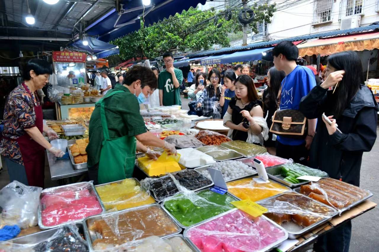 北京三源裡菜市場內，粉紅色創意標牌吸引眼球。圖/陳欣怡 攝