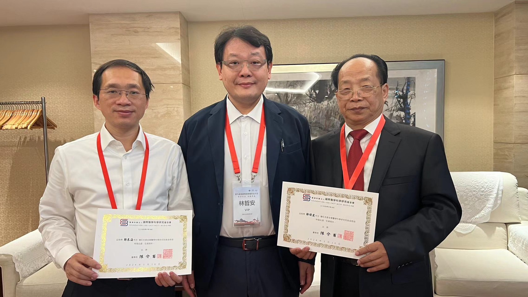 左起北京偉達中醫腫瘤醫院副院長鄭東海、台灣國際醫學科學研究院院長林哲安、北京偉達中醫腫瘤醫院院長鄭偉達。圖/王誌羽攝