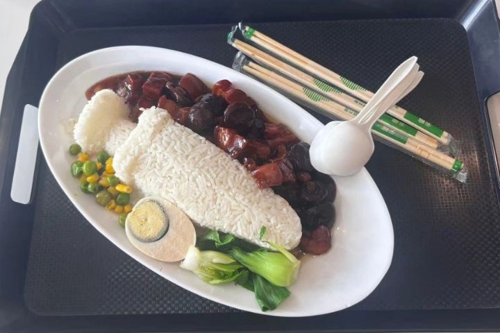 湖北省博物館以「越王勾踐劍」為靈感的蓋飯，在大陸網路走紅。圖/取自九派新聞
