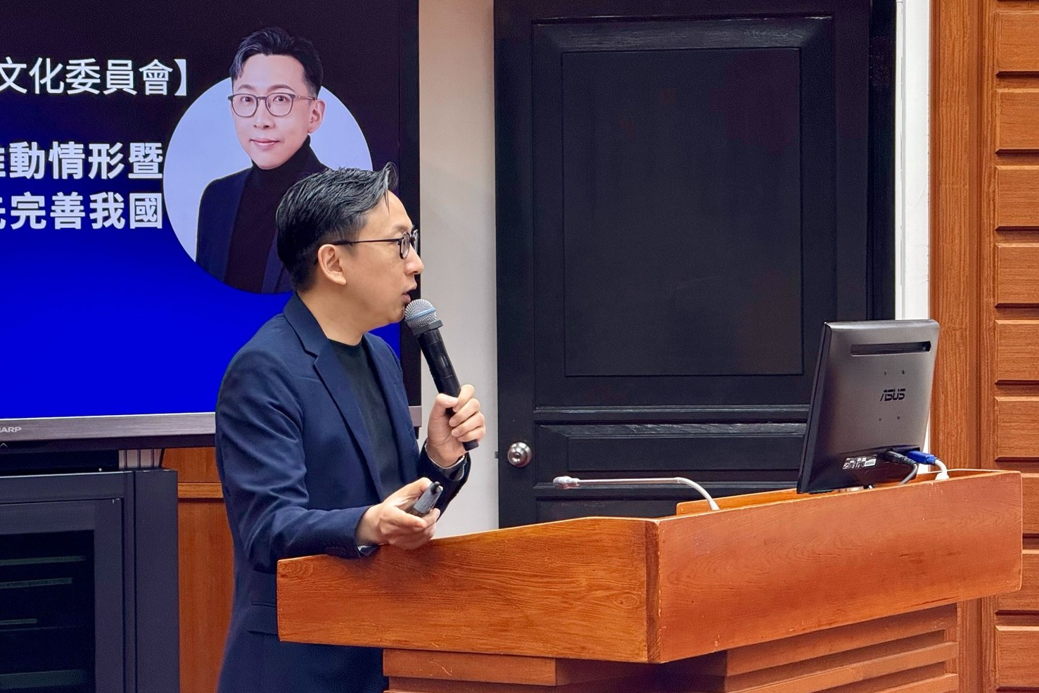 國民黨立委葛如鈞5日質詢文化部，本屆金曲獎是否准許AI創作參加？圖/葛如鈞辦公室提供