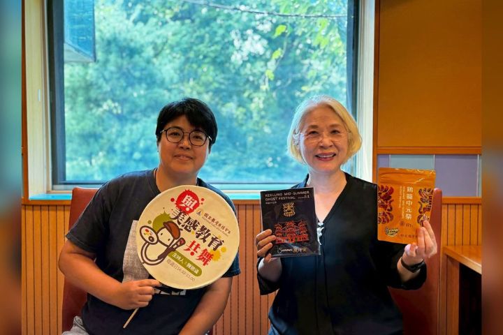 教育電台由陳碧涵博（右）士主持的「與美感教育共舞」節目專訪基隆市政府文化觀光局副局長鄭鼎青（左）。圖/取自陳碧涵臉書