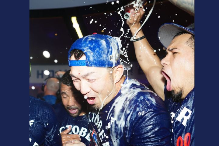 芝加哥小熊隊終場3比1險勝對手闖進分區系列賽。隊友狂歡慶祝。圖/取自MLB IG
