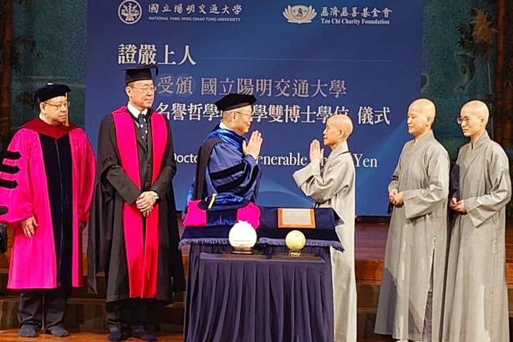 國立陽明交通大學林奇宏校長（中左）頒贈名譽哲學暨醫學雙博士學位給慈濟證嚴法師(中右）。圖/慈濟基金會提供