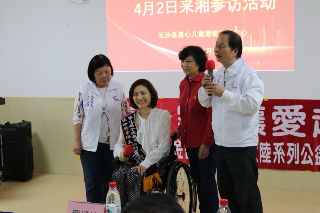 周大觀全球熱愛生命獎章得主輪椅鳳凰梁藝義賣500瓶18年金門陳高籌募「梁藝熱愛生命基金」嘉惠兩岸殘疾人。圖/周大觀文教基金會提供