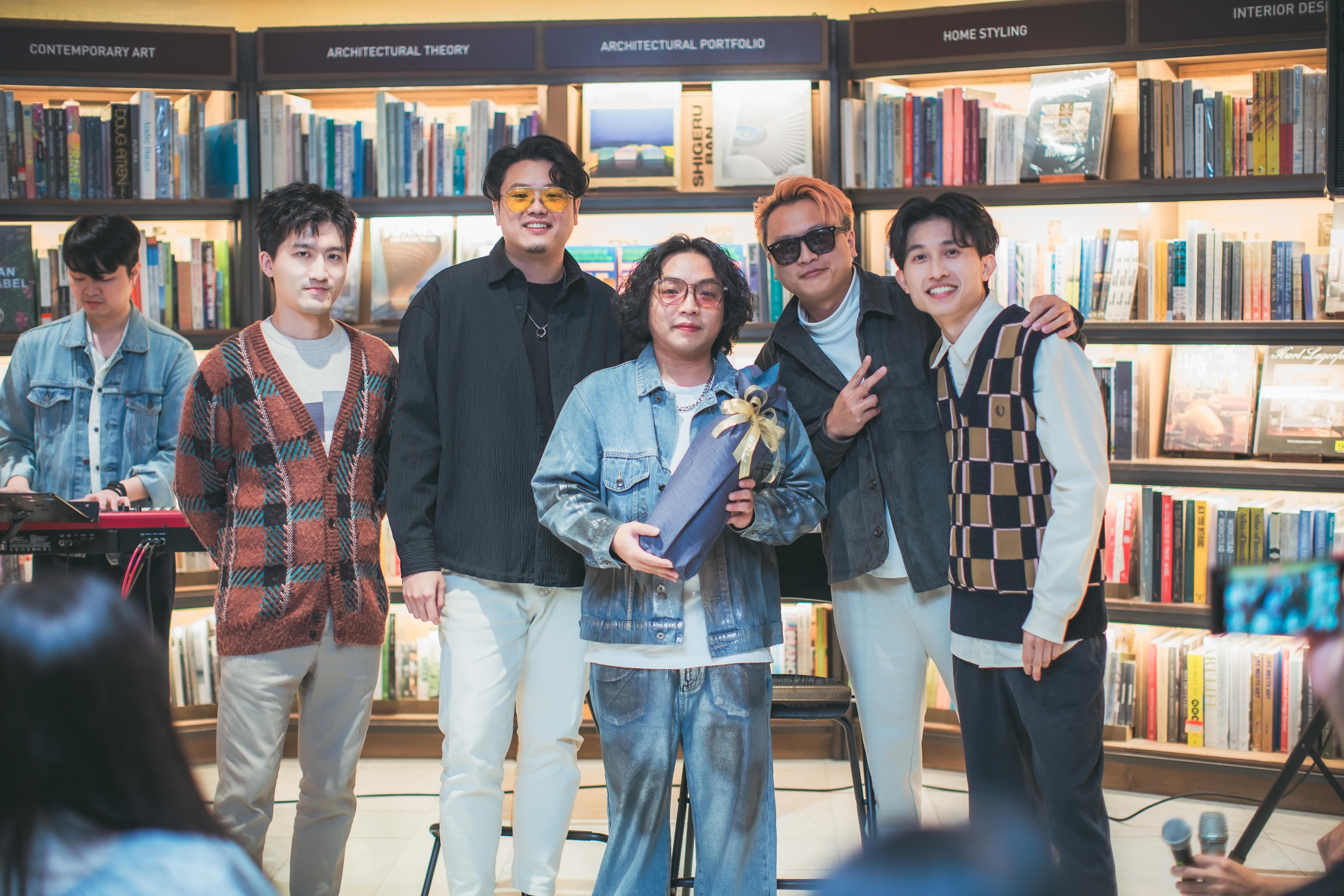潘信維《查埔人一首歌》登實體、數位雙冠王，icyball 冰球樂團帶酒祝賀，相約合體演出〈失戀歐兜邁〉。圖/時刻娛樂提供
