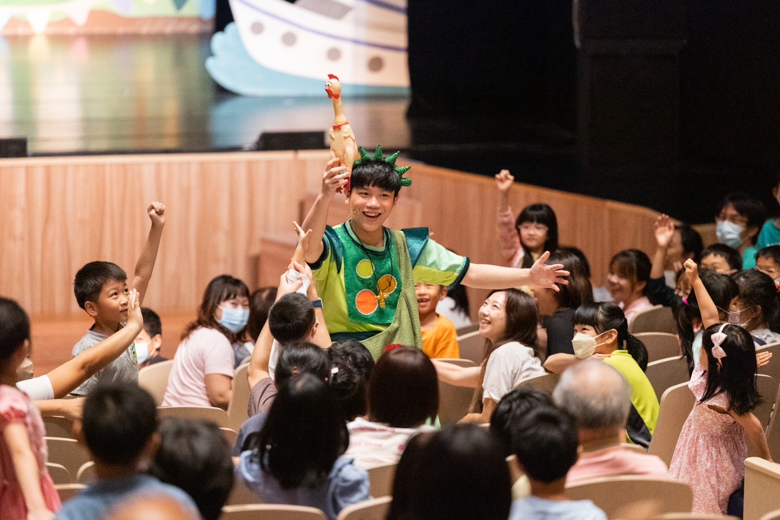 「豆莢寶寶兒童音樂會」今年將打破台上開場演出形式，豆莢寶寶DoReMi會從觀眾身邊出發，一起帶領大家尋找散落各地的敲敲戰隊演出照。圖/朱宗慶打擊樂團提供