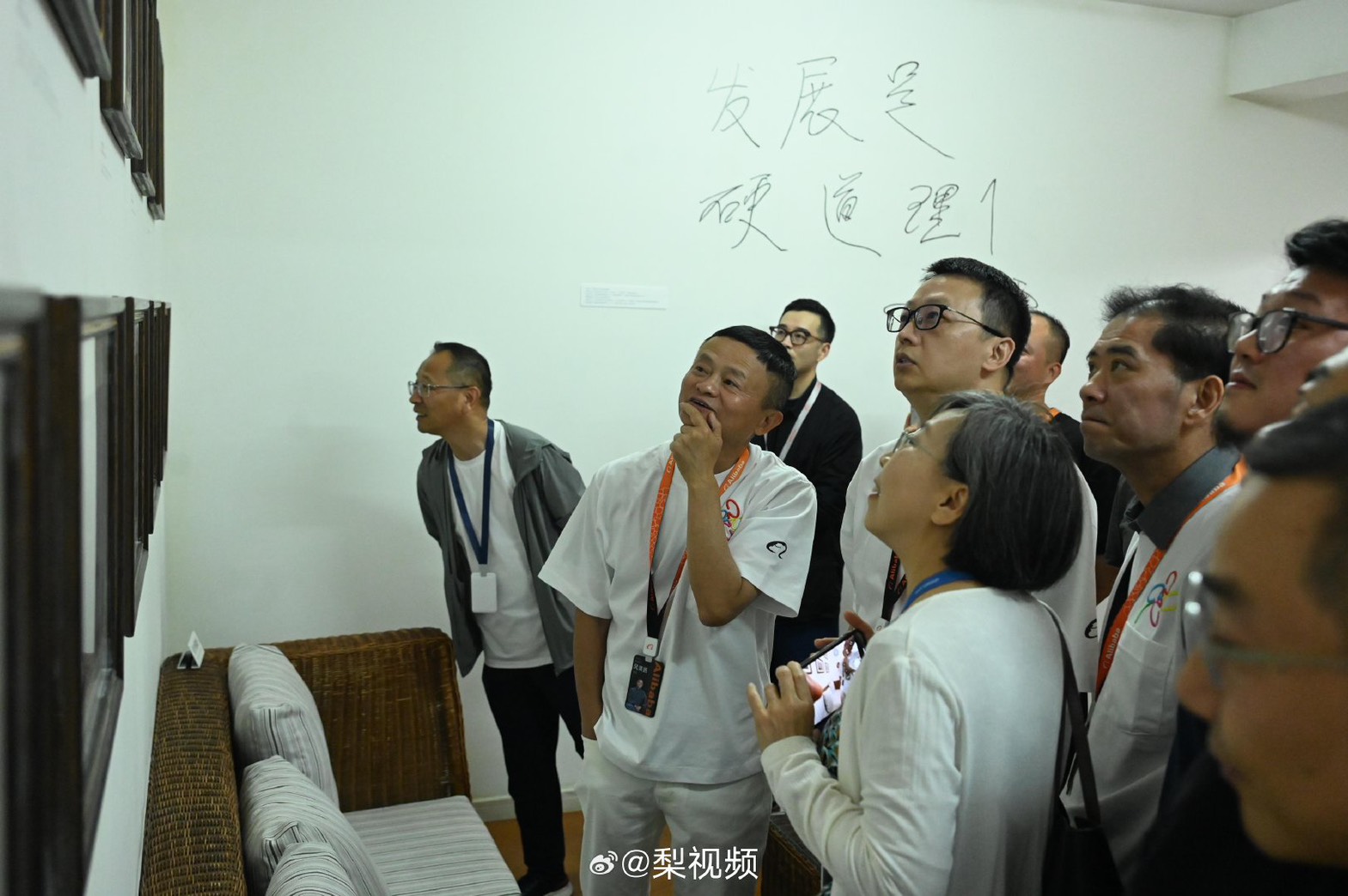 阿里巴巴創辦人馬雲9日現身位於杭州西溪園區的阿里巴巴總部，親赴剛揭幕的「湖畔小屋」與員工交流。圖/取自梨視頻