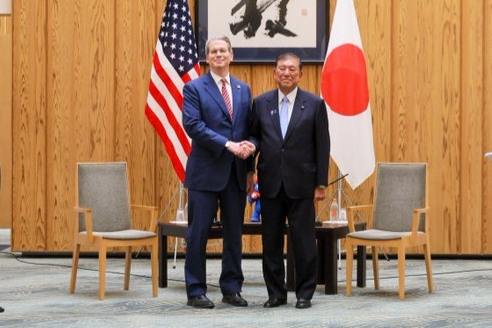 美國財政部長貝森特（左）18日趁參加大阪世界博覽會之便，拜會日本首相石破茂（右）。圖/取自貝森特X
