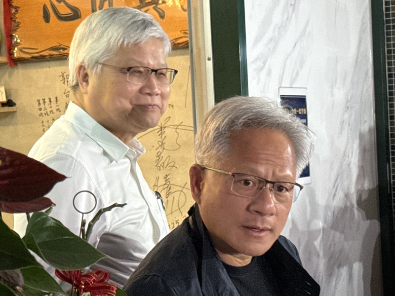 輝達執行長黃仁勳（右）16日與台積電董事長魏哲家（左）共進晚餐，暢談3小時後兩人才一起步出餐廳。圖/中央社