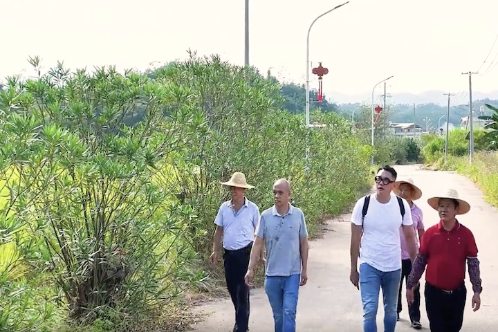 台青網紅邱慶齡（左二）回大陸尋找爺爺到底掛念著「原鄉」的什麼的過程，在大陸網路上引發關注。圖/取自《看台海》微信公眾號