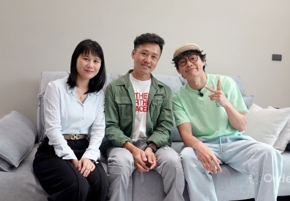 藝人黃鐙輝(右)走訪歐德工務師傅(中)新家，與設計師邱鈺珊(左)攜手，分享實用好看的裝潢新知。圖/歐德提供