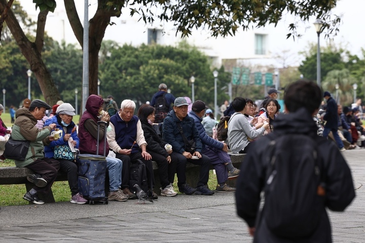 今天冷氣團減弱，氣溫明顯回暖。圖/取自中央社