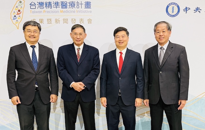 高醫團隊積極參與「台灣精準醫療計畫」，左起為高醫TPMI計畫主持人鐘育志教授、台灣精準醫療計畫顧問陳垣崇院士、創始計畫主持人郭沛恩院士、高醫中和醫院吳文正教授。圖/高醫提供