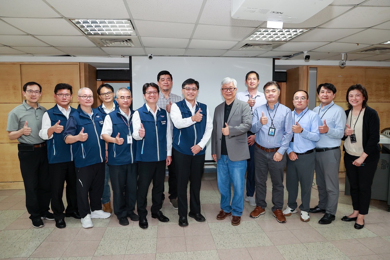 台灣順豐與台北市區監理所合辦交通安全交流講座，由總經理潘逸俊(右6)及所長戴邦芳(左8)帶領相關科室主管出席，共同為強化駕駛安全努力。圖/台灣順豐提供
