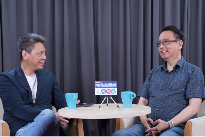 淡江大學戰略研究所教授李大中（右）今日登上《寒梅Talk爆》接受主持人謝寒冰專訪。圖/記者陳思豪攝