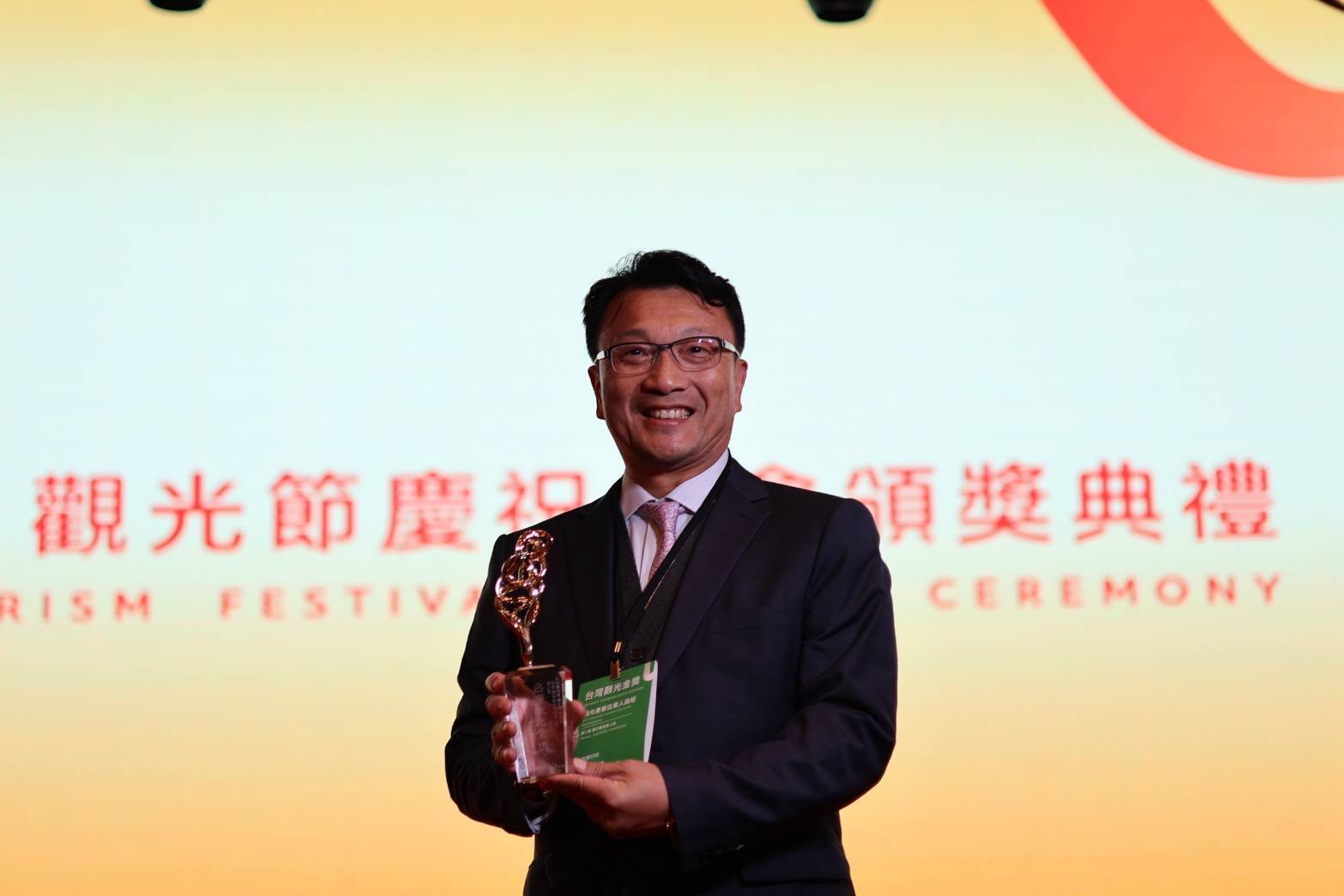 榮獲「台灣觀光金獎」，黃士元董事長坦言，這份殊榮不僅是對他的肯定，更是對永信旅遊整個團隊努力的認可。圖/永信旅行社提供