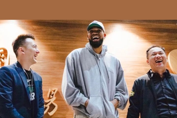 美國職籃NBA紐約尼克隊明星中鋒湯斯（中）今天清晨搭機抵台。圖/雲豹提供
