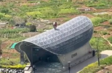 杭州地鐵創景路站G出入口因其獨特造型在網路上引發爭議。圖/取自網路影片