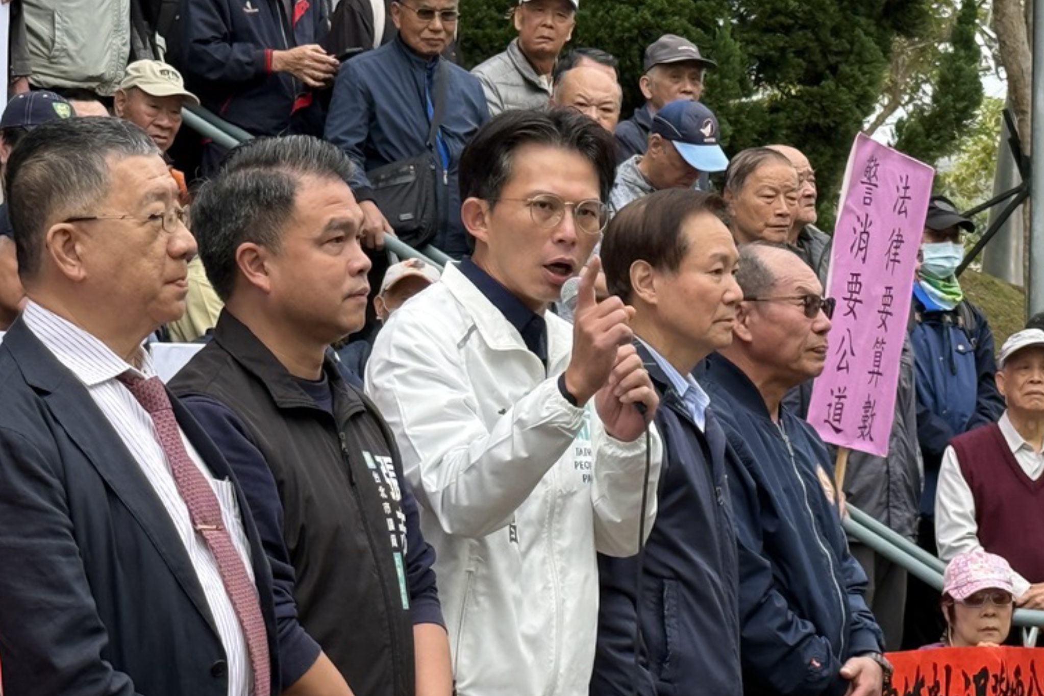 民眾黨主席黃國昌（左三）5日率領數百名退休警消前往台北高等行政法院遞狀提告。圖/中央社