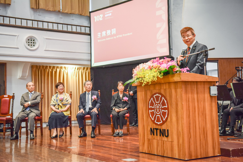 台灣師範大學舉行校慶大會，校長吳正己（右）會中表揚傑出校友。圖/中央社