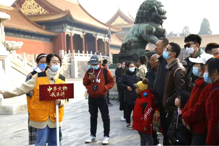 2024年7月18日，北京，故宮博物院遊客眾多。圖為一支學生研學團隊在故宮博物院內參觀。圖/中新社記者田雨昊攝