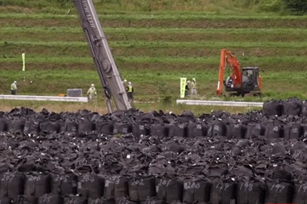 2011年福島第一核電廠事故後，日本大規模挖除受輻射污染的表層土壤，形成約1410萬立方公尺的「除染土」。圖/翻攝自BBC Youtube頻道