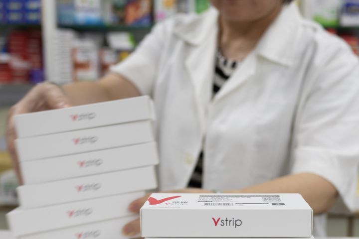 衛福部食藥署日前表示，COVID-19家用快篩試劑每周產量為疾管署預估需求量的2倍以上，這周起產量已達46萬劑。圖為台北市一間藥局所販售的快篩試劑存貨。圖/中央社
